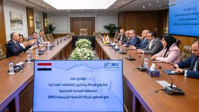 رئيس اقتصادية قناة السويس يشهد توقيع عقد مشروع شركة 