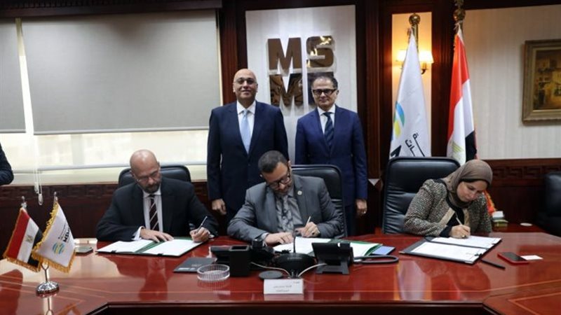 أثناء توقيع الاتفاقية