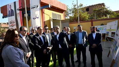 رئيس الوزراء يتفقد محطة رفع 