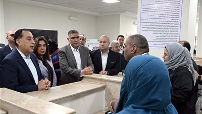 رئيس الوزراء يتفقد مجمع خدمات المواطنين 