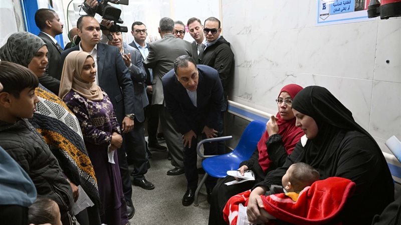 رئيس الوزراء يستمع