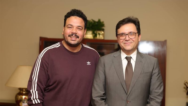 وزير الثقافة والفنان