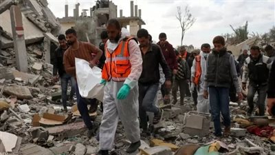 انتشال 14 شهيدًا من تحت أنقاض منزل غرب خانيونس