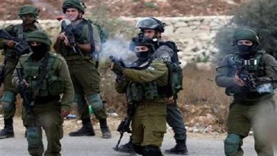 إصابة عشرات الفلسطينيين بالاختناق خلال اقتحام الاحتلال بلدة 