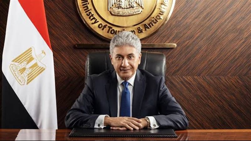 وزير السياحه