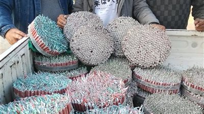 الفيوم تواصل محاربة الألعاب النارية.. مصادرة بارود وصواريخ جاهزة بأبشواي