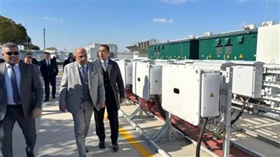 وزير الكهرباء يزور معامل اختبارات أنظمة بطاريات تخزين الطاقة التابعة للصين