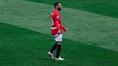 ركلة جزاء مثيرة وقيادة حاسمة.. صلاح يفرض اسمه على عناوين الصحف العالمية