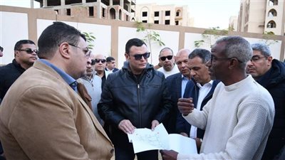وزير الإسكان يتفقد مشروعات 