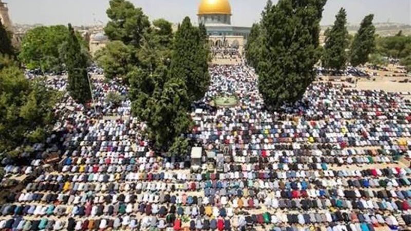 عشرات الآلاف من الفلسطينيين