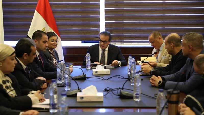 اجتماع وزير الصحة