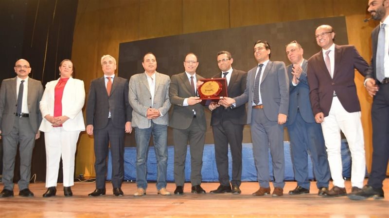 خلال تسلم رئيس تحرير