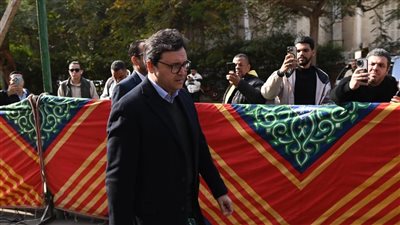 وزير الثقافة ونجوم الفن يودّعون المخرج داود عبد السيد في جنازته