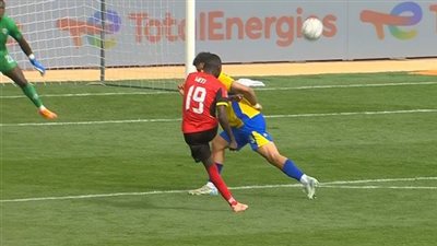 صافرة نهاية الشوط الأول تعلن تقدم موزمبيق على الجابون بهدفين لهدف