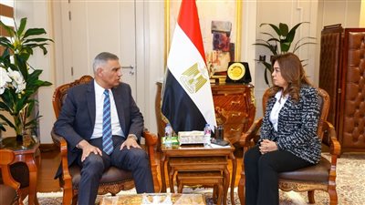 وزيرة التنمية المحلية تتابع مع محافظ أسوان مشروعات منظومة النظافة 