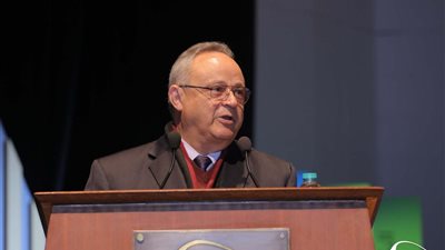 الدكتور أحمد زايد يسلّم جوائز 