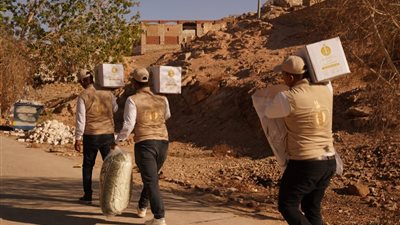 بيت الزكاة والصدقات يوزّع بطاطين ومواد غذائية بعدة محافظات