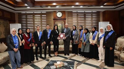 محافظ المنيا يلتقي الطلاب الفائزين بمنح جامعة اللوتس ويحثهم على التميز