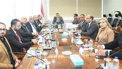 وزير الإسكان يبحث تطوير منظومة النقل الداخلي بعددٍ من المدن الجديدة