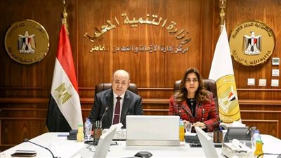 وزيرة التنمية ومستشار رئيس الجمهورية يبحثان مع المحافظين أوجه استغلال الأراضي 