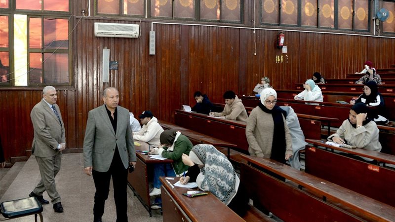 رئيس الجامعة أثناء