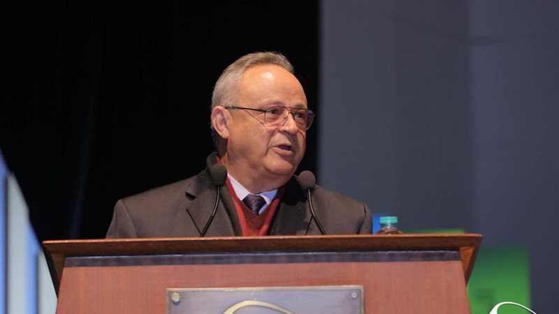 الدكتور أحمد زايد