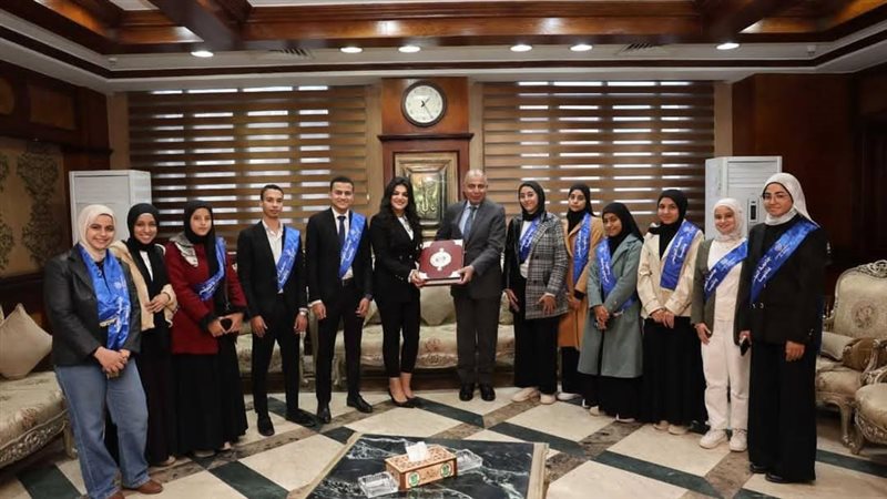 محافظ المنيا مع الطلاب