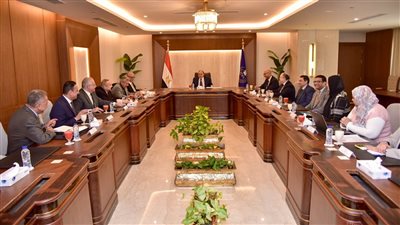 رئيس هيئة الدواء يبحث تعزيز الصناعات الدوائية مع ممثلي غرفة الصناعة