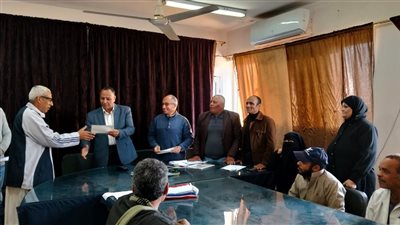 توزيع شهادات اجتياز لدارسي محو الأمية وتنفيذ المبادرات الصحية ببني سويف