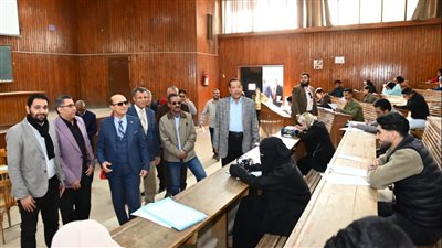 رئيس جامعة أسيوط يتفقد سير امتحانات الفصل الدراسي الأول للعام الجامعي  2025/20