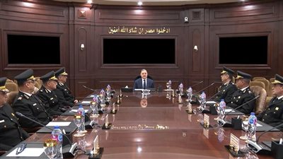 وزير الداخلية يعقد اجتماعًا مع عدد من القيادات الأمنية عبر الفيديو كونفرانس