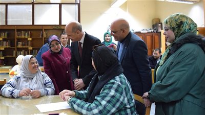  رئيس جامعة بني سويف يتفقد لجان 