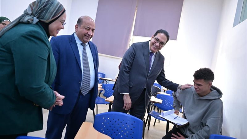 رئيس الجامعة يوجه