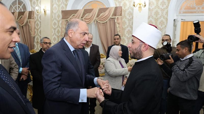 محافظ المنيا يستقبل