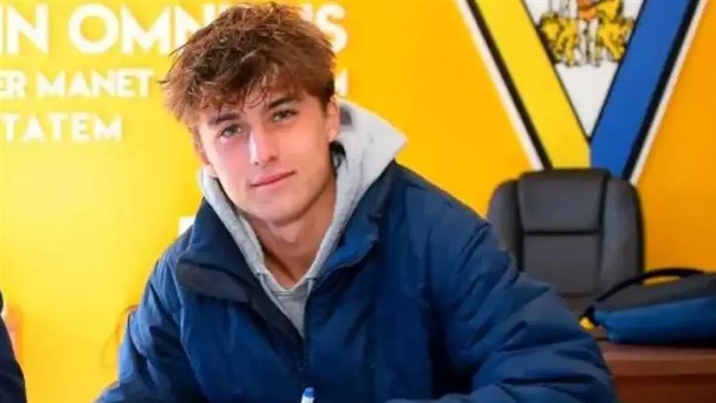  المدافع الشاب جيلي