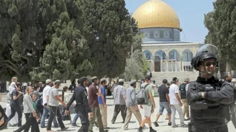 مستوطنًا يقتحمون