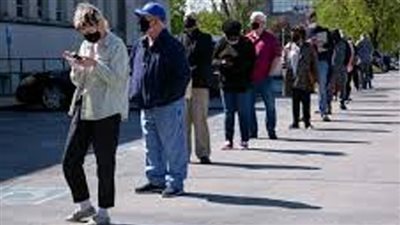 انخفاض طلب الأمريكيين على إعانات البطالة إلى أدنى مستوى في شهر