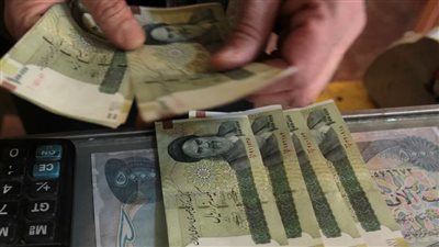 العملة الإيرانية تهوي إلى أدنى مستوى تاريخي وتفاقم الضغوط على الأسواق