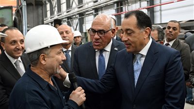 مدبولي يتحاور مع عمال 