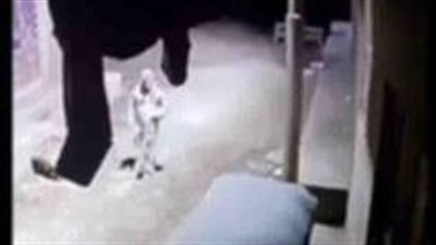  كشف ملابسات فيديو قيام شخص بسكب كمية من مادة قابلة للاشتعال على 