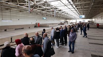 إقبال كبير على القطار الكهربائي الخفيف LRT بين شرق القاهرة والعاصمة الجديدة