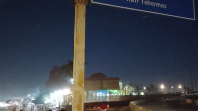 الجيزة: تثبيت لافتة إرشادية آيلة للسقوط بطريق صفط اللبن الجامعة 