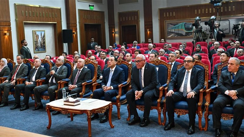 رئيس الوزراء في مصنع