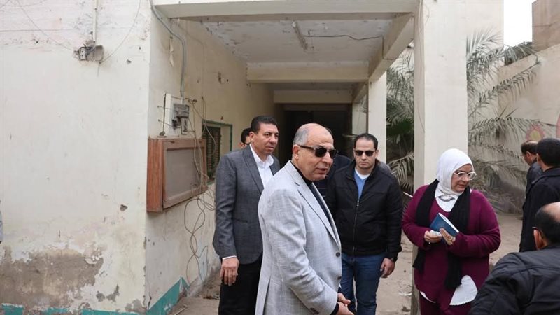 محافظ المنيا خلال