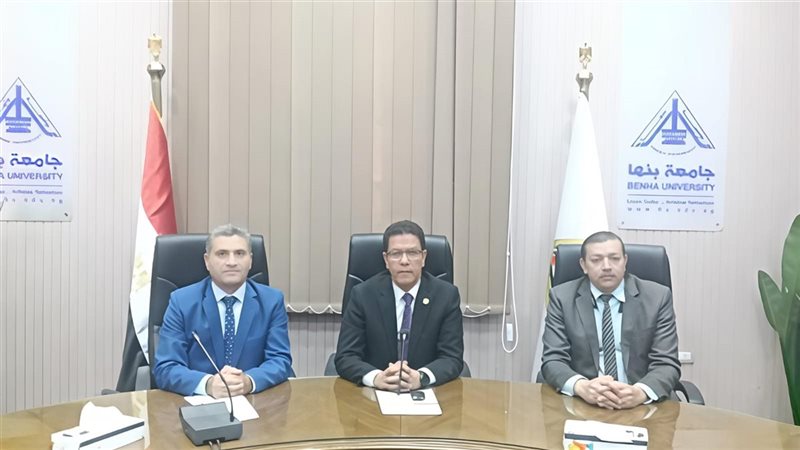 رئيس الجامعة خلال