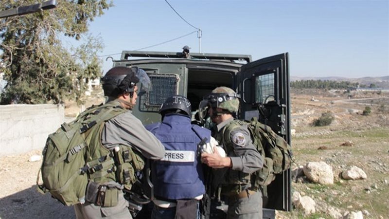 الاحتلال يعتقل الصحفيين