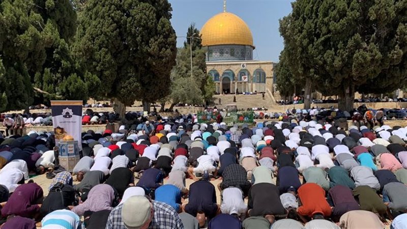 آلاف المواطنين يؤدون