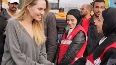 أنجلينا جولي تشيد بالهلال المصري وجهود مصر في إدخال المساعدات