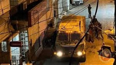 قوات الاحتلال تحتجز مواطنين في بيت عوا وتقتحم مخيم الفوار