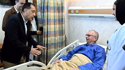 رئيس الوزراء يجري حوارًا وديًا مع المرضى ويطمئن على مستوى الخدمات المقدمة لهم